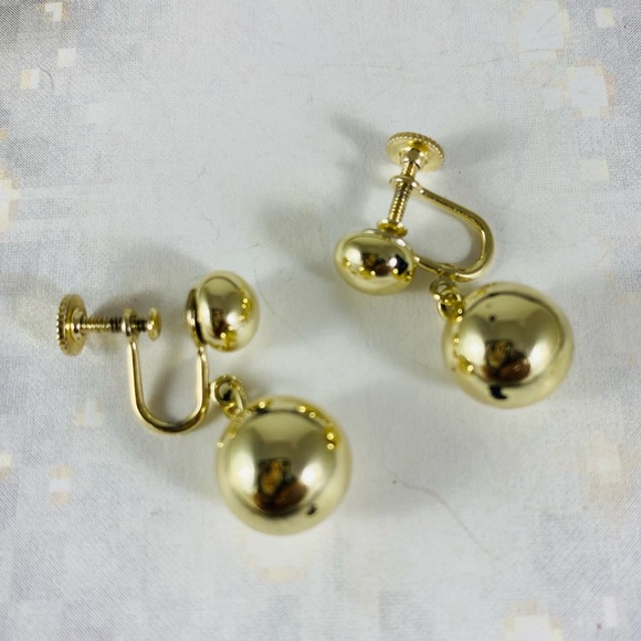 Beautiful vintage 60’s petite golf-tone ball drop screw back earrings - Picture 1 of 4